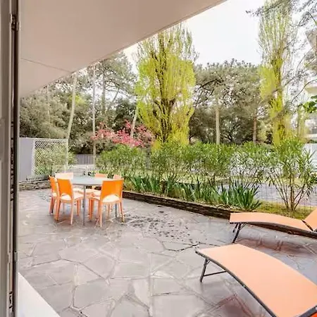 Tres Beau Terrasse Les Pins